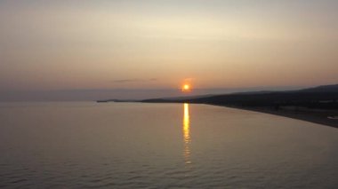  Saraysky sahilinde gün doğumu. Baykal Gölü 'ne bir gezi.