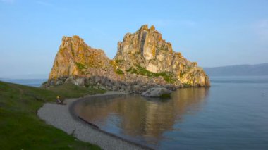 Burhan Burnu 'ndaki Şamanka Kayası. Baykal Gölü 'ne bir gezi.