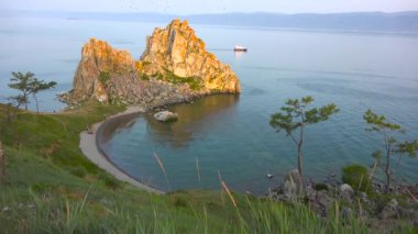 Burhan Burnu 'ndaki Şamanka Kayası. Baykal Gölü 'ne bir gezi.