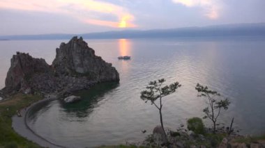 Burhan Burnu 'ndaki Şamanka Kayası. Baykal Gölü 'ne bir gezi.