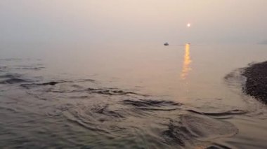 Angara Nehri 'nde gün batımı. Baykal Gölü 'ne bir gezi.