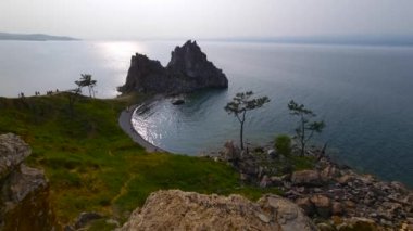 Burhan Burnu 'ndaki Şamanka Kayası. Baykal Gölü 'ne bir gezi.