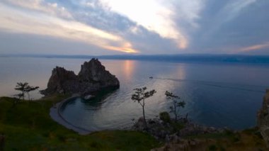 Burhan Burnu 'ndaki Şamanka Kayası. Baykal Gölü 'ne bir gezi.