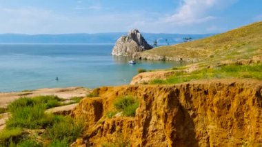 Burhan Burnu 'ndaki Şamanka Kayası. Baykal Gölü 'ne bir gezi.