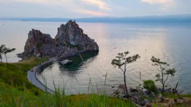 Burhan Burnu 'ndaki Şamanka Kayası. Baykal Gölü 'ne bir gezi.