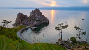 Burhan Burnu 'ndaki Şamanka Kayası. Baykal Gölü 'ne bir gezi.