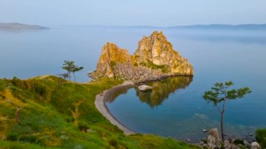 Burhan Burnu 'ndaki Şamanka Kayası. Baykal Gölü 'ne bir gezi.