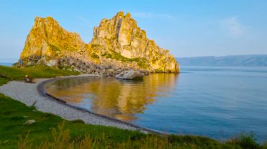 Burhan Burnu 'ndaki Şamanka Kayası. Baykal Gölü 'ne bir gezi.