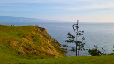 Küçük Deniz Boğazı 'nın pitoresk kıyılarında bir yürüyüş. Baykal Gölü 'ne bir gezi.