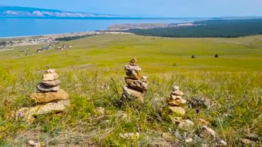 Küçük Deniz Boğazı 'nın pitoresk kıyılarında bir yürüyüş. Baykal Gölü 'ne bir gezi.