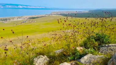 Küçük Deniz Boğazı 'nın pitoresk kıyılarında bir yürüyüş. Baykal Gölü 'ne bir gezi.