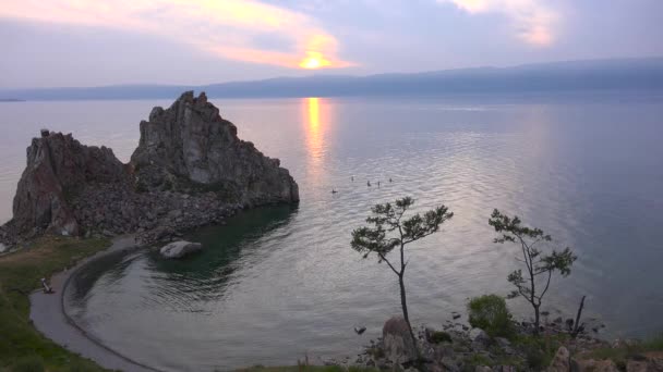 バーハン岬のシャマンカ岩 バイカル湖への旅行 — ストック動画