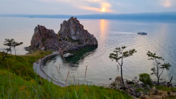 在伯汉角的沙门卡岩去贝加尔湖旅行 — 图库视频影像