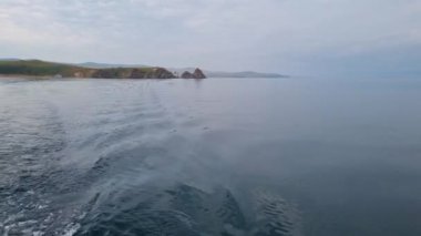  Küçük Deniz Boğazı boyunca tekne gezisi. Baykal Gölü 'ne bir gezi.