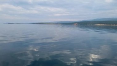  Küçük Deniz Boğazı boyunca tekne gezisi. Baykal Gölü 'ne bir gezi.