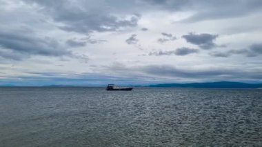  Küçük Deniz Boğazı boyunca tekne gezisi. Baykal Gölü 'ne bir gezi.