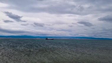  Küçük Deniz Boğazı boyunca tekne gezisi. Baykal Gölü 'ne bir gezi.