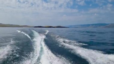 Küçük Deniz Boğazı boyunca tekne gezisi. Baykal Gölü 'ne bir gezi.