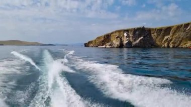 Küçük Deniz Boğazı boyunca tekne gezisi. Baykal Gölü 'ne bir gezi.