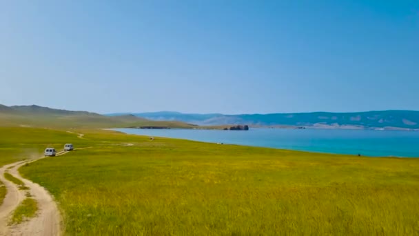 沿着风景如画的小海峡海岸散步 去贝加尔湖旅行 — 图库视频影像