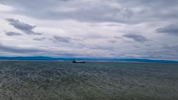 Viagem Barco Longo Estreito Mar Pequeno Uma Viagem Lago Baikal — Vídeo de Stock