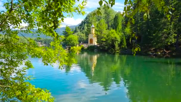 Salomonkapel Aan Oever Van Het Emerald Lake — Stockvideo