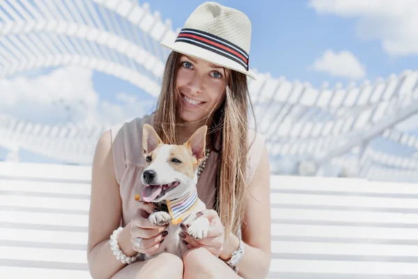 Jack Russell Terrier com mulher bonita — Fotografia de Stock