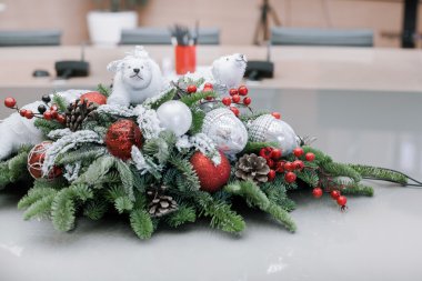Noel ve yılbaşı çiçek kompozisyon.