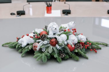 Noel ve yılbaşı çiçek kompozisyon.