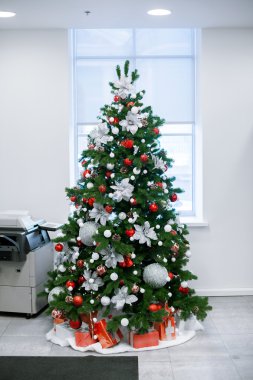 Noel ve yılbaşı çiçek kompozisyon.