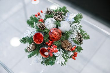 Noel ve yılbaşı çiçek kompozisyon.