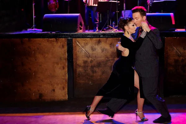 Argentine tango dancers in the club. — Stock Photo, Image