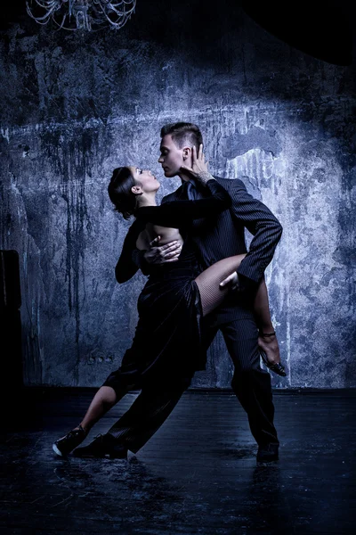 Tancerze tango argentyńskie w studio — Zdjęcie stockowe