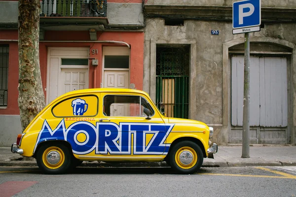 Retro Fiat auf der Straße — Stockfoto