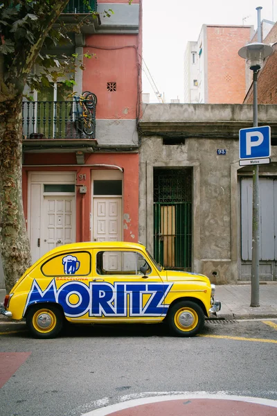 Retro Fiat auf der Straße — Stockfoto