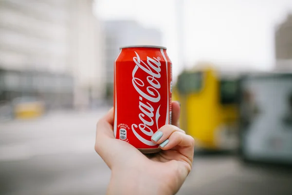 Coca cola elinde olabilir