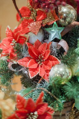 Noel ve yılbaşı çiçek kompozisyon.
