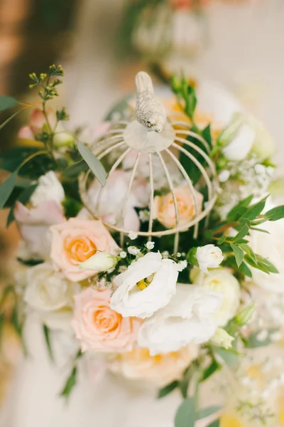 Gaiola branca com rosas brancas . — Fotografia de Stock