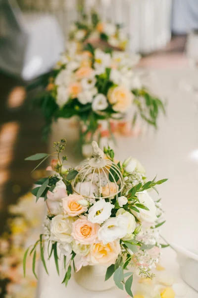 Gaiola branca com rosas brancas . — Fotografia de Stock