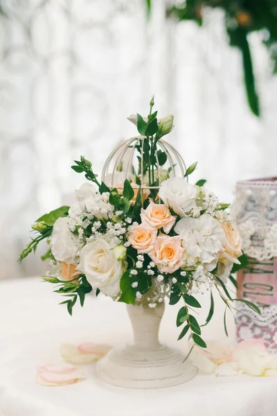 Gaiola branca com rosas brancas . — Fotografia de Stock