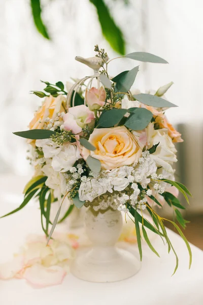 Gaiola branca com rosas brancas . — Fotografia de Stock