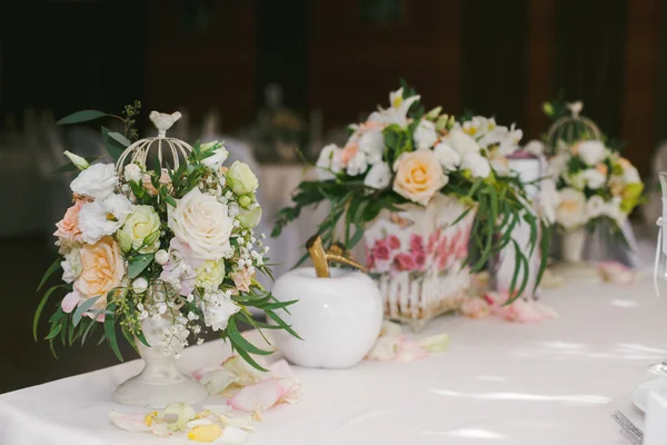 Gaiola branca com rosas brancas . — Fotografia de Stock