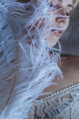 Devekuşu tüyü olan güzel kadın.