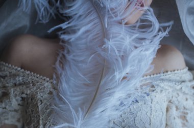 Devekuşu tüyü olan güzel kadın.