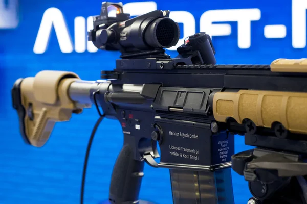 Vfc zwischenrufer & koch hk417 elite airsoft aeg gewehr in moskau — Stockfoto