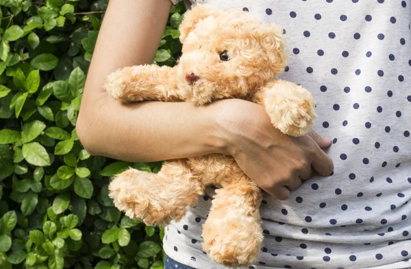 Ours en peluche dans le bras d'une jeune femme — Photo