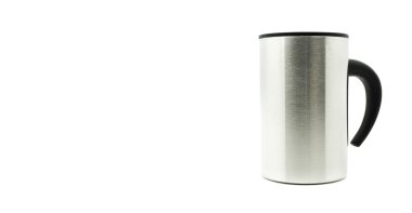 Beyaz arka plan üzerinde izole alüminyum termos kupa