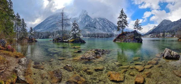 Ködös tavaszi reggel az osztrák Alpokban, a Hintersee-tó. — Stock Fotó