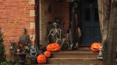 Cadılar Bayramı için ürkütücü ev dekore edilmiştir.