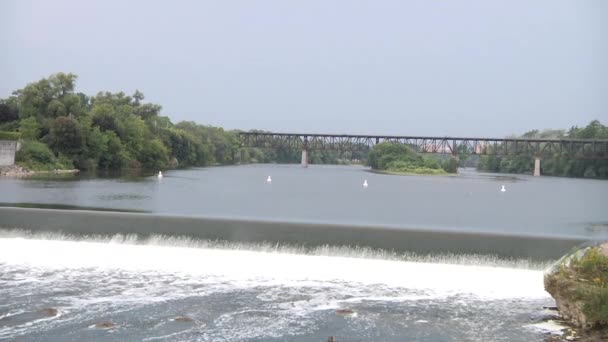 Grand Nehri ve watrfall. Manzara. Köprüsü'nden görüntülemek. — Stok video